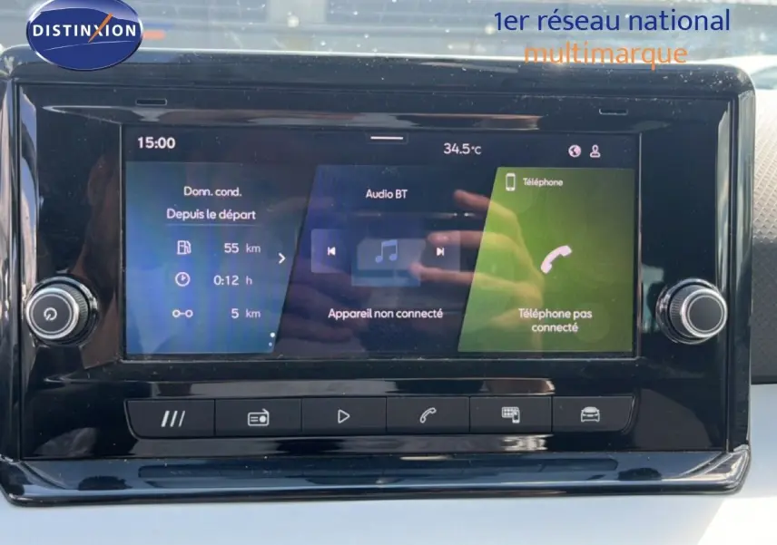 Écran tactile central du tableau de bord du SEAT Arona 2025, affichant les options audio et téléphone.