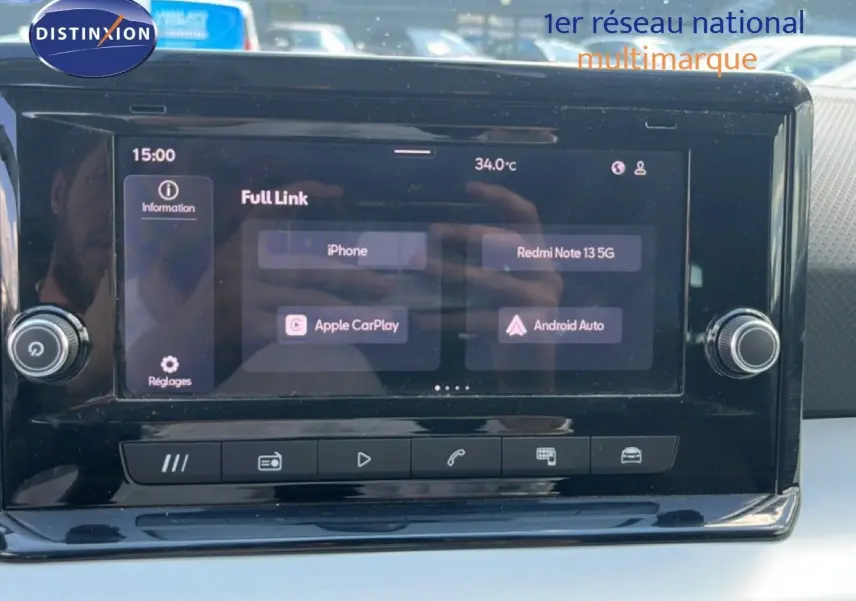 Écran tactile central du tableau de bord du SEAT Arona 2025, affichant les options Apple CarPlay et Android Auto.