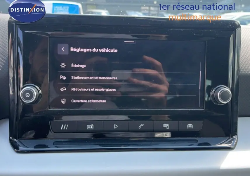 Écran tactile central du tableau de bord du SEAT Arona 2025, affichant les réglages du véhicule.