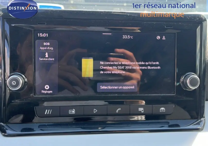 Écran tactile central du SEAT Arona 2025 affichant la connexion Bluetooth, entouré de commandes noires brillantes.