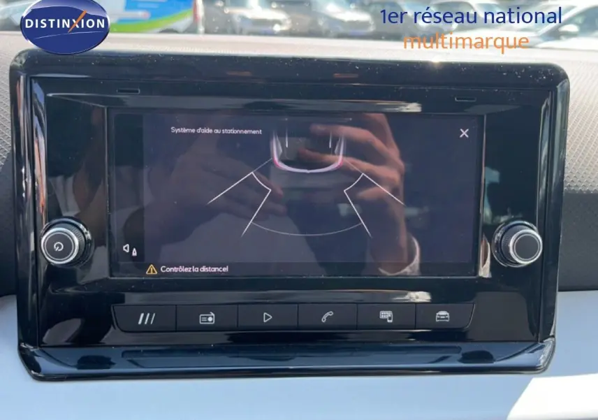 Écran tactile du système d’aide au stationnement dans le tableau de bord du SEAT Arona 2025.