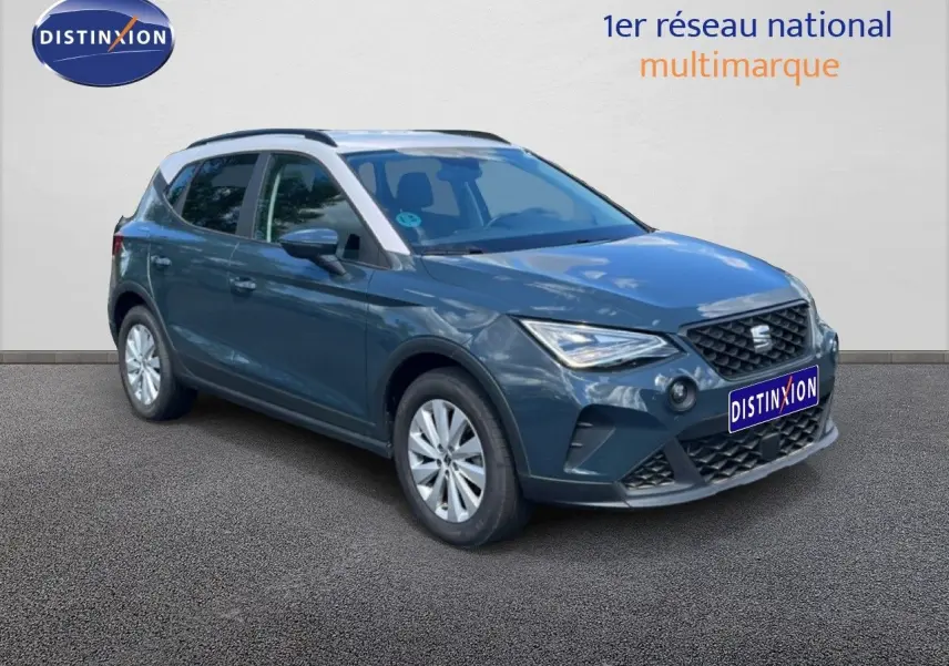SEAT Arona bleu Fjord avec toit blanc, vue 3/4 avant mettant en valeur son design compact et moderne.