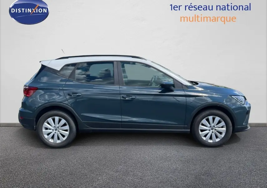 Vue de profil côté gauche d'un SEAT Arona bleu Fjord avec toit blanc, finition Style Special Edition 2025.