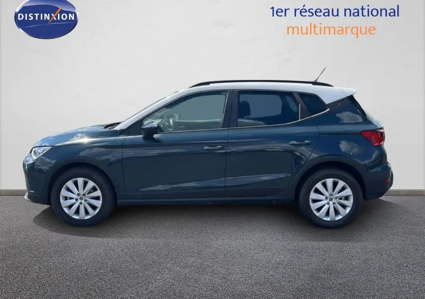 Vue latérale gauche d'une SEAT Arona bleu Fjord avec toit blanc, version 1.0 TSI 115CH Style Special Edition 2025.