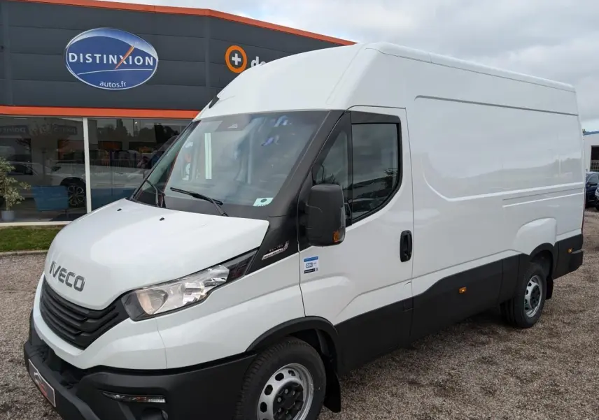 Fourgon Iveco Daily blanc en vue 3/4 avant droit, avec calandre noire et rétroviseurs noirs contrastants.