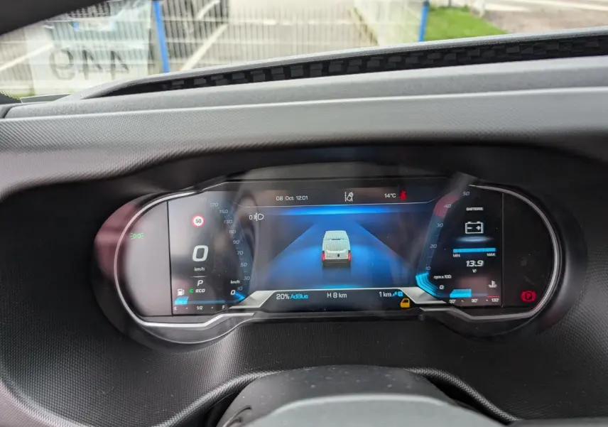 Vue intérieure du tableau de bord numérique de l'Iveco Daily 2025 avec affichage digital complet et indicateurs lumineux.