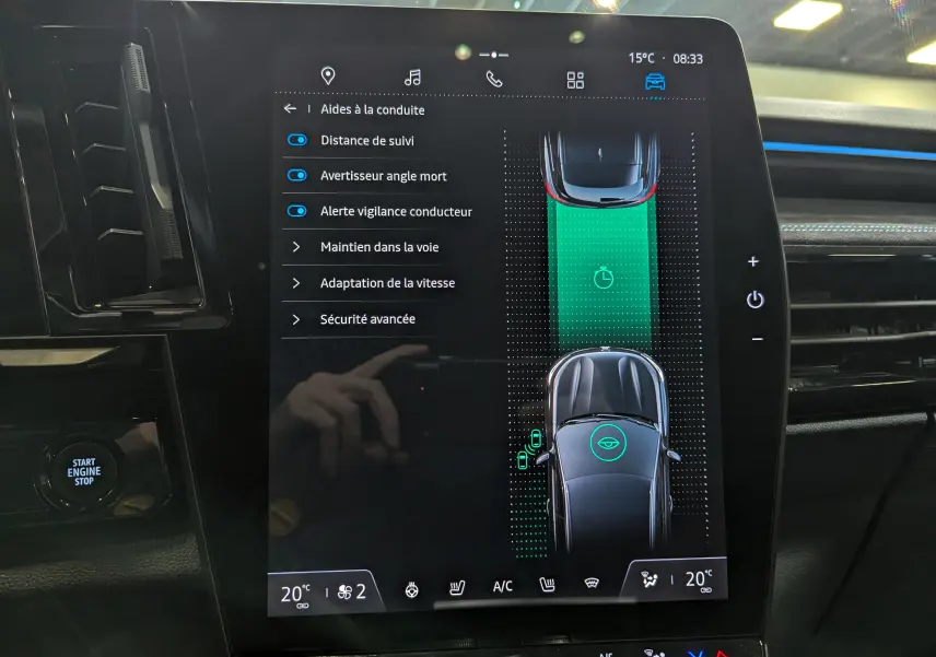 Écran tactile central du Renault Austral E-TECH affichant les aides à la conduite et la vue 3D du véhicule noir.