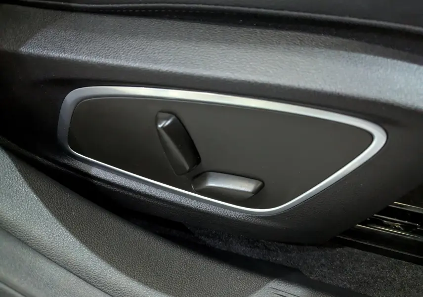 Gros plan sur les commandes électriques de réglage du siège côté conducteur dans l'habitacle du Renault Austral 2023.