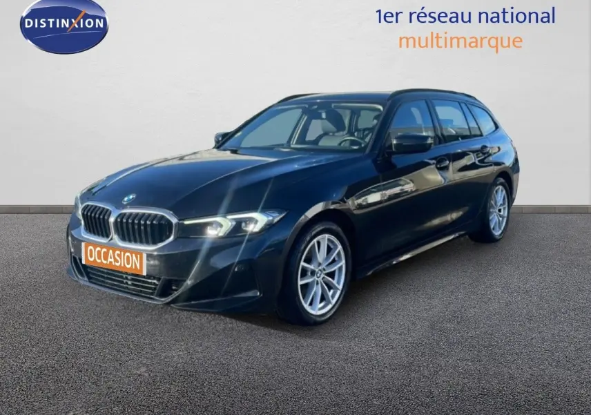 BMW Série 3 Touring F31 noir saphir en 3/4 avant droit, avec jantes argentées et calandre distinctive BMW.