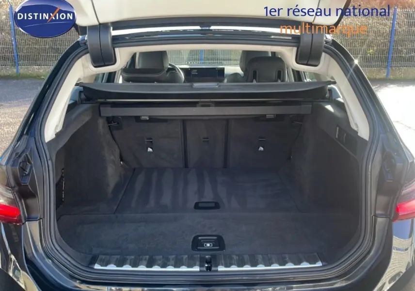 Vue arrière ouverte du coffre spacieux d'une BMW Série 3 Touring F31 noire, mettant en valeur l'intérieur propre et bien agencé.
