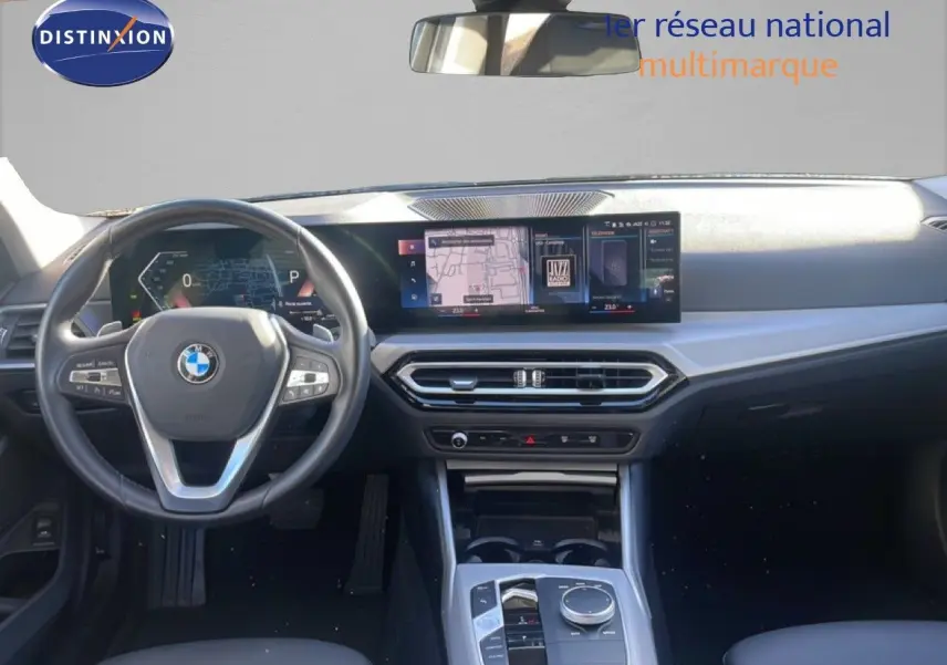 Intérieur noir de la BMW Série 3 Touring F31 316d 2022, vue frontale sur le tableau de bord et volant multifonction.