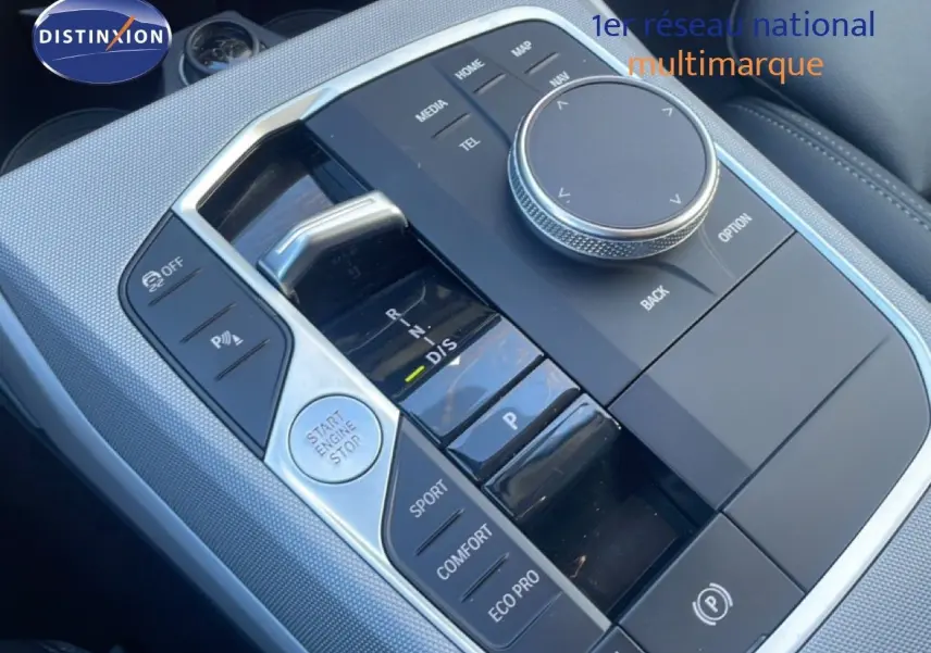 Gros plan sur la console centrale de la BMW Série 3 Touring F31 noire, montrant le sélecteur de boîte automatique et les commandes de mode de conduite.