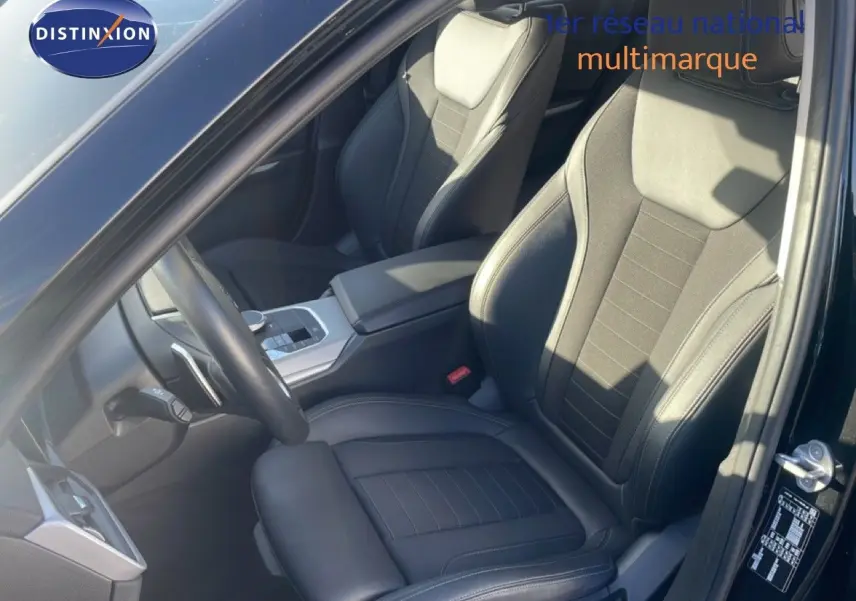 Vue intérieure côté conducteur de la BMW Série 3 Touring F31 noire, sièges en cuir noir et console centrale moderne.