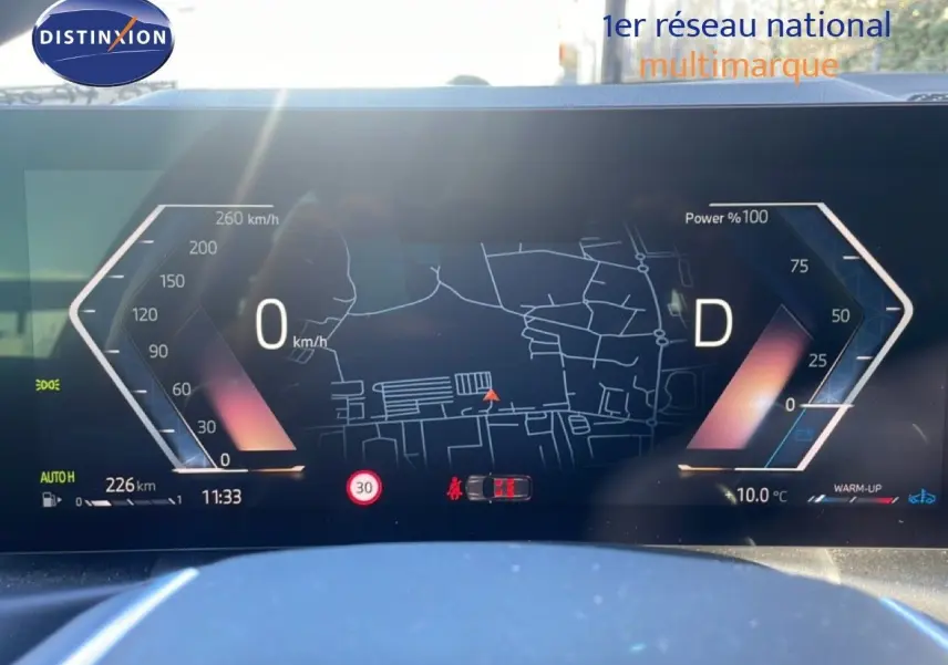 Tableau de bord numérique de BMW Série 3 Touring F31 noir, affichant la carte et les indicateurs de vitesse et puissance.