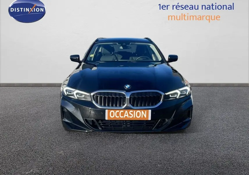 BMW Série 3 Touring F31 noir Saphir vue de face, mettant en valeur la calandre double haricot et les phares LED allumés.