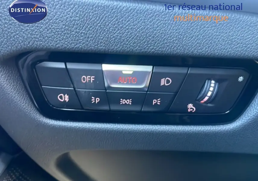 Gros plan sur les commandes d’éclairage intérieures de la BMW Série 3 Touring F31 noire, avec réglage automatique activé.