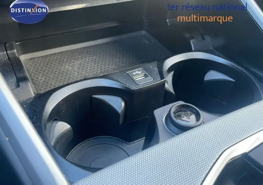 Gros plan sur les porte-gobelets et prise USB du compartiment central d’une BMW Série 3 Touring F31 noir saphir.