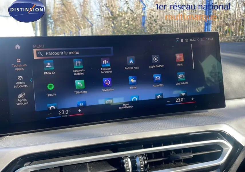 Vue avant intérieure du tableau de bord de la BMW Série 3 Touring F31 noire, avec écran tactile multimédia allumé.