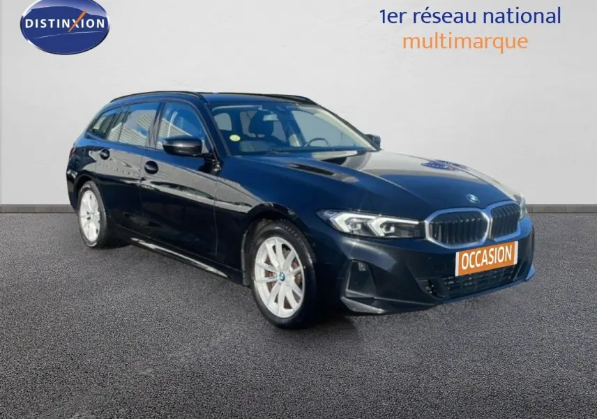 BMW Série 3 Touring F31 noire vue en 3/4 avant droit, avec jantes argentées et calandre caractéristique BMW.