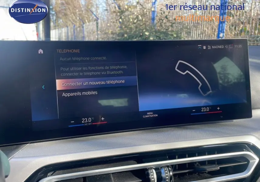 Vue intérieure du tableau de bord de la BMW Série 3 Touring F31 noire, écran tactile affichant le menu téléphone et climatisation.