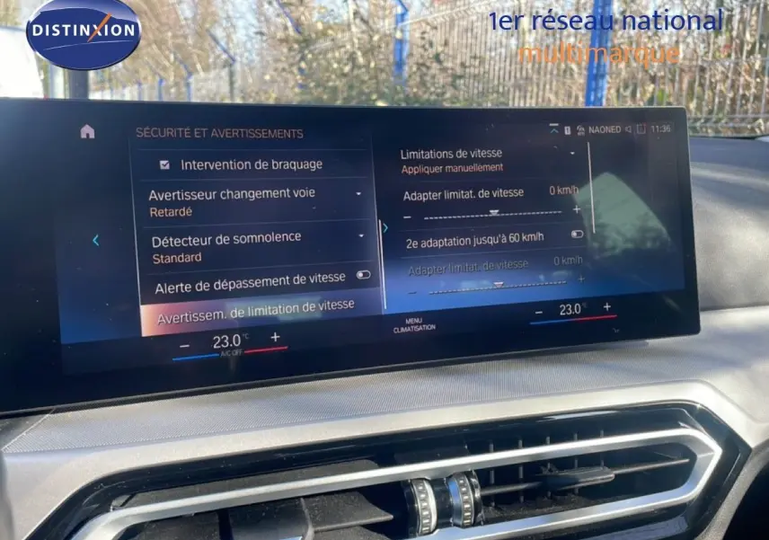 Écran tactile central affichant les réglages de sécurité et avertissements dans l’habitacle d’une BMW Série 3 Touring noire.