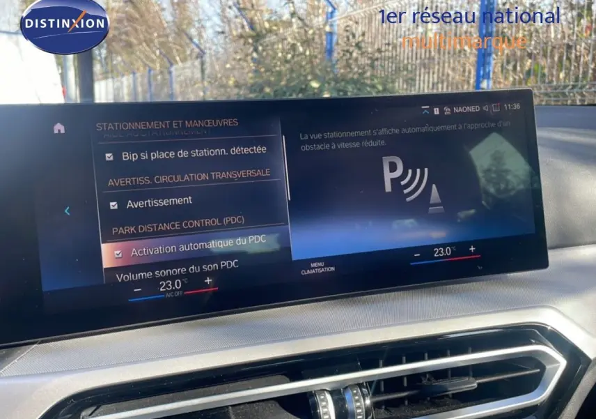 Vue intérieure du tableau de bord de la BMW Série 3 Touring F31 noire, avec écran tactile affichant les options de stationnement et climatisation.