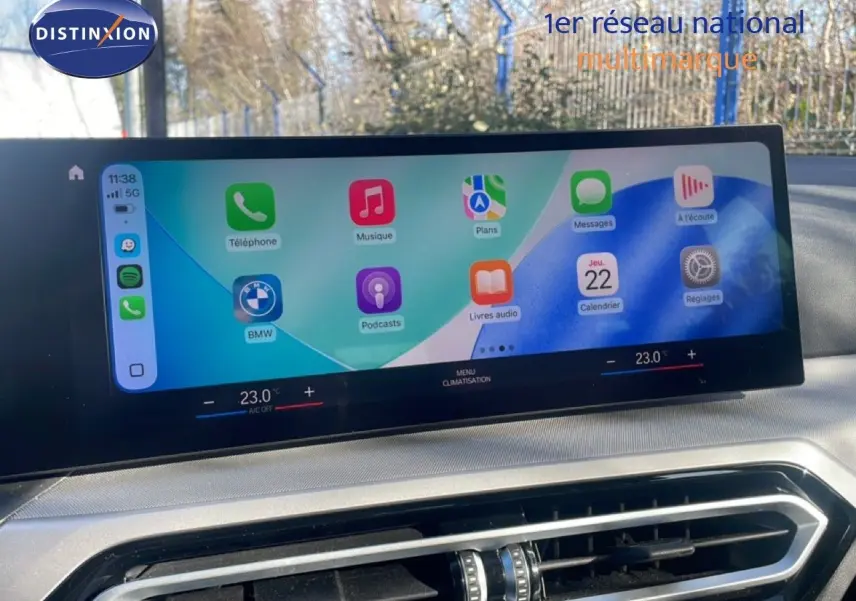 Vue intérieure centrée sur l'écran tactile multimédia de la BMW Série 3 Touring F31 noire, affichant les applications connectées.