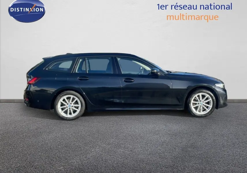 BMW Série 3 Touring F31 noir sapphire vue de profil côté gauche sur fond neutre avec jantes alliage argentées.