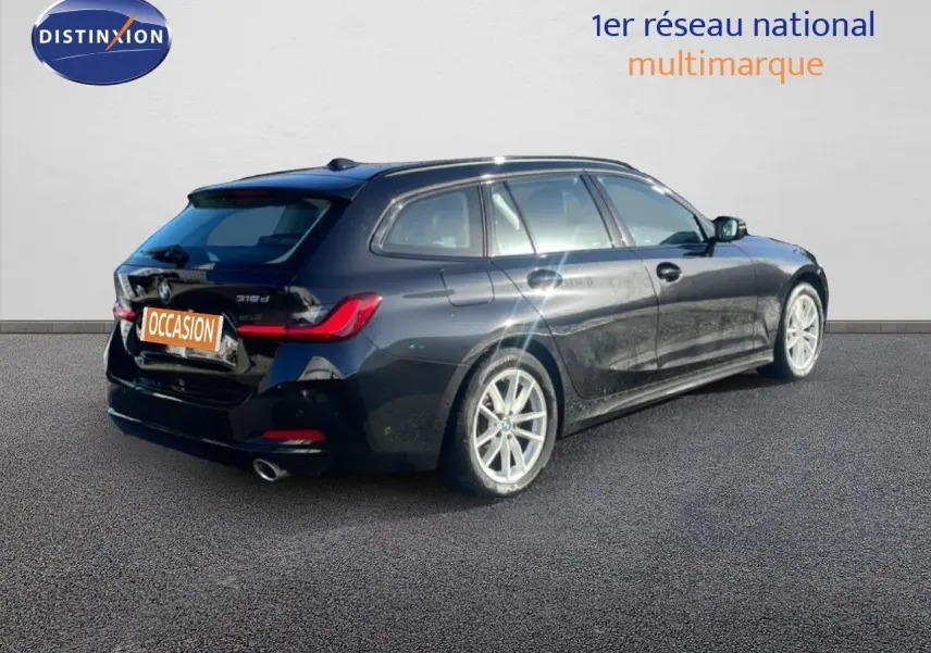 BMW Série 3 Touring F31 noir saphir vue 3/4 arrière droit, avec jantes alliage et feux arrière LED distinctifs.