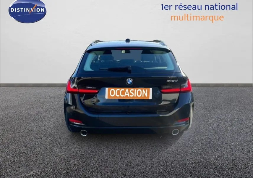Vue arrière d'une BMW Série 3 Touring F31 noire, avec feux LED et double sortie d'échappement visibles.
