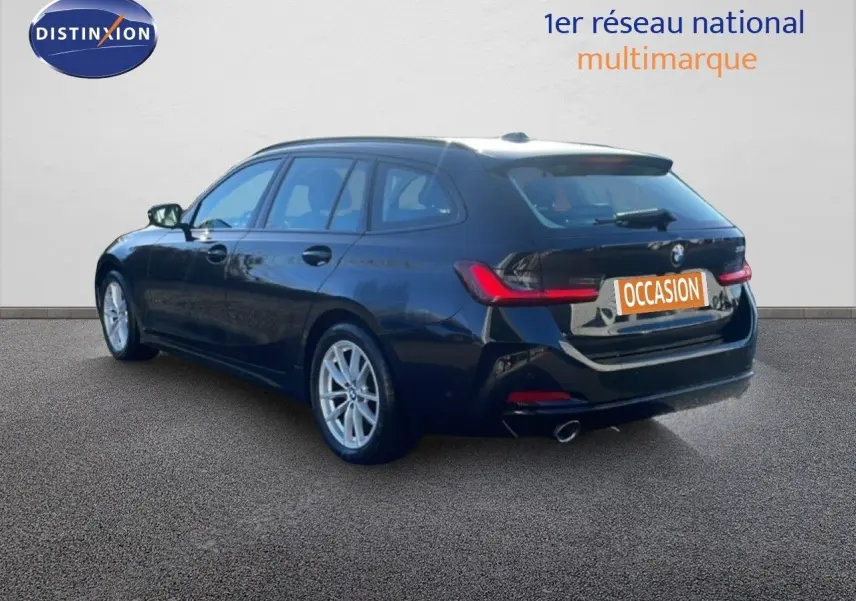 BMW Série 3 Touring F31 noir saphir vue 3/4 arrière droit, avec feux arrière LED et jantes alliage argentées.