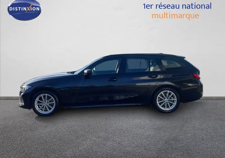 Profil côté gauche d'une BMW Série 3 Touring F31 noire Saphir, avec jantes alliage et lignes élégantes visibles.