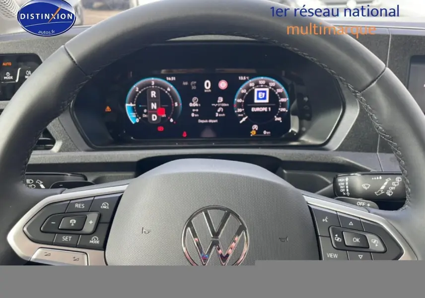 Vue intérieure centrée sur le volant cuir multifonction et le tableau de bord numérique du Volkswagen Caddy 2025.
