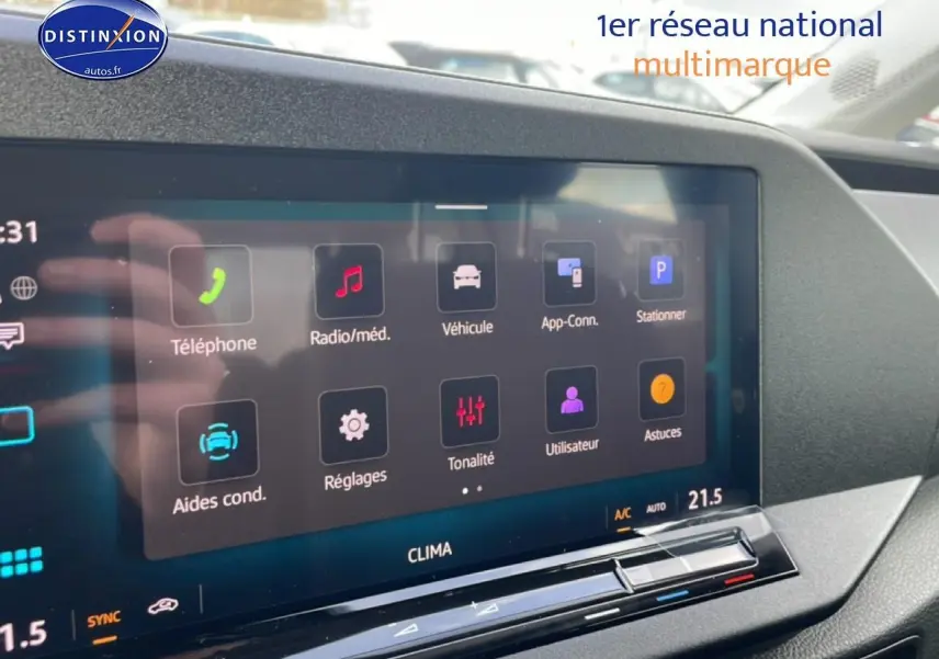 Écran tactile couleur du tableau de bord du Volkswagen Caddy gris indien, vue intérieure centrée sur la console multimédia.