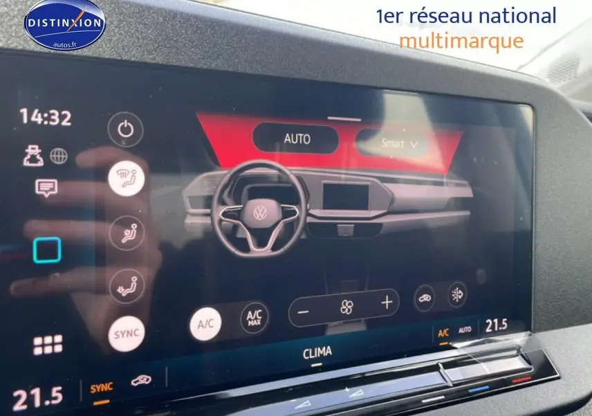 Écran tactile intérieur du Volkswagen Caddy 2025 montrant le tableau de bord numérique et les commandes climatiques.