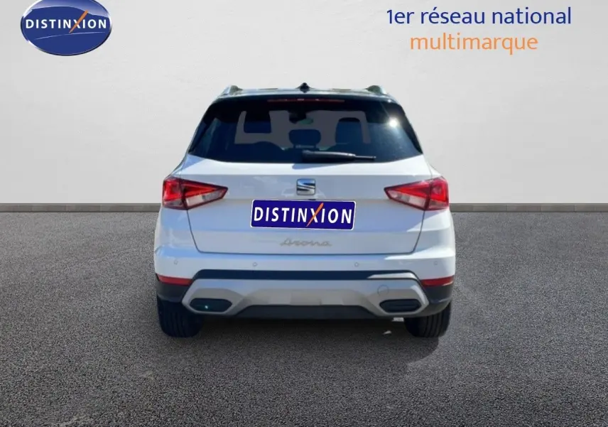 Vue arrière d'un SEAT Arona blanc Nevada avec toit noir, version Style Special Edition 2025, sur fond neutre.