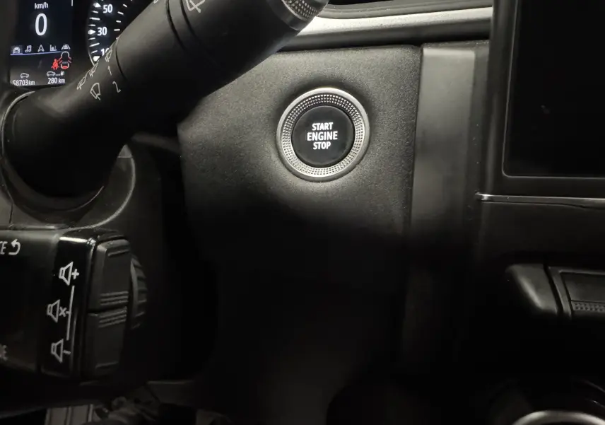 Gros plan sur le bouton Start Engine Stop et le tableau de bord noir du Renault Captur TCE 90 CH Business 2021.