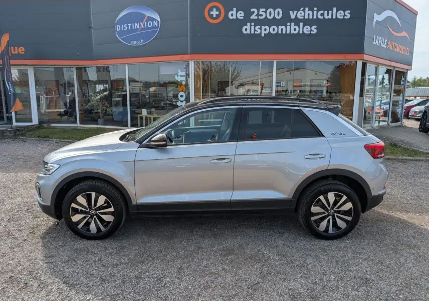 Volkswagen T-Roc gris vue de profil côté gauche avec jantes alliage et toit noir, version GOAL 2025.
