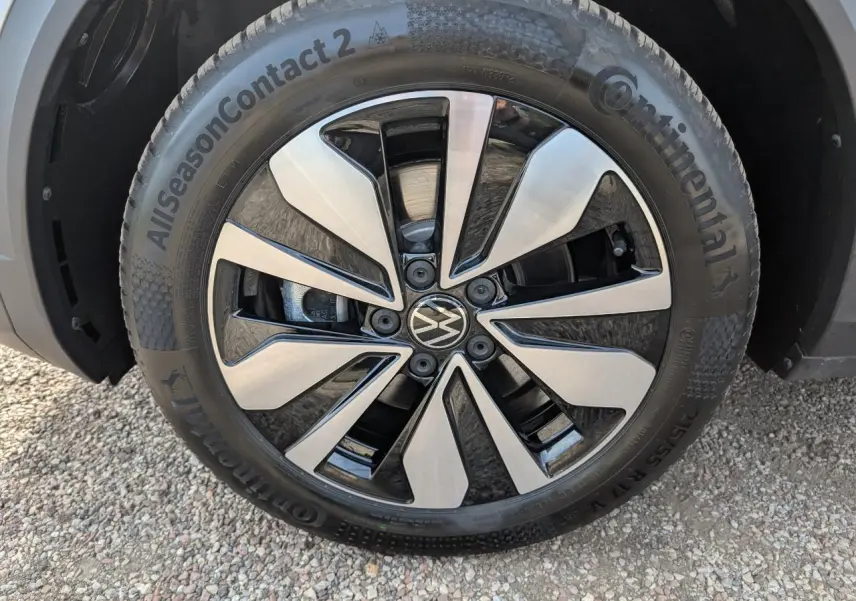 Gros plan sur la jante alliage léger 17 pouces Johannesburg noire et argentée du Volkswagen T-Roc gris.