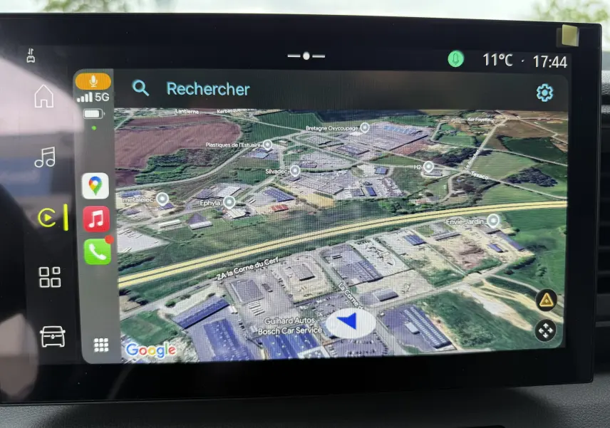 Écran tactile du tableau de bord du Renault Master 2024 noir nacré affichant la navigation satellite en vue 3D.