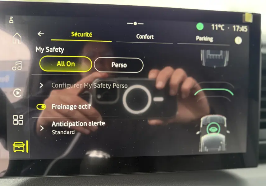 Écran tactile du tableau de bord du Renault Master 2024 noir nacré affichant les réglages de sécurité et assistance au freinage.