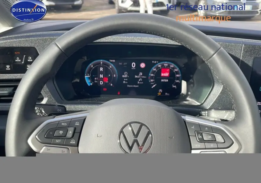 Vue intérieure centrée sur le volant cuir multifonction et le tableau de bord numérique du Volkswagen Caddy gris pur 2025.