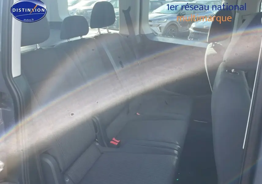 Vue intérieure de la banquette arrière du Volkswagen Caddy gris pur 2025, tissu noir à motifs double grid.