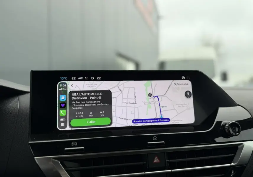 Écran tactile 10 pouces du GPS affichant un itinéraire dans l’habitacle d’une Citroën C4 2024.