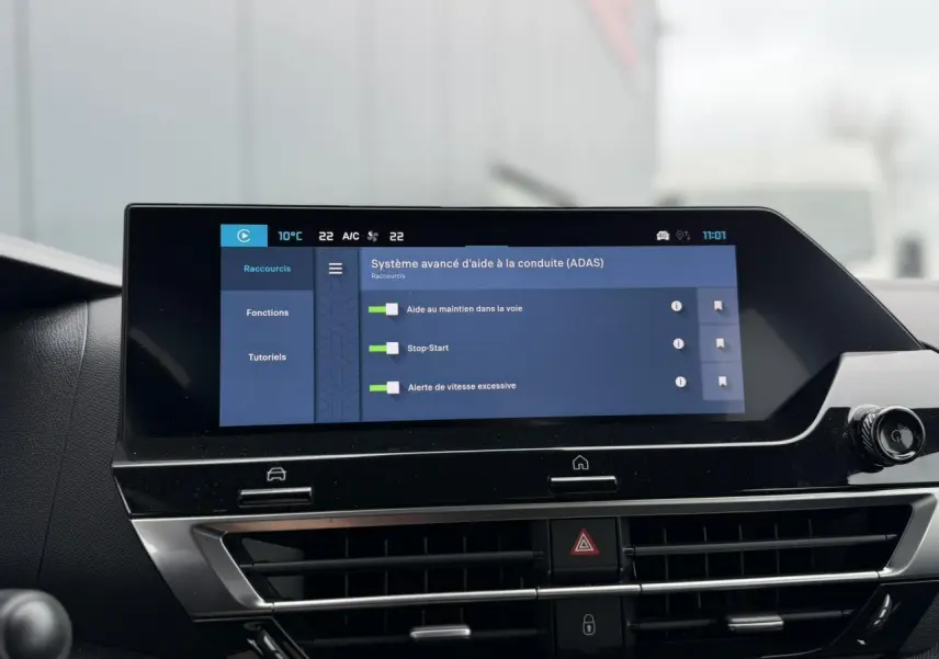 Écran tactile central 10 pouces de la Citroën C4 2024 affichant les aides à la conduite, vue intérieure frontale.
