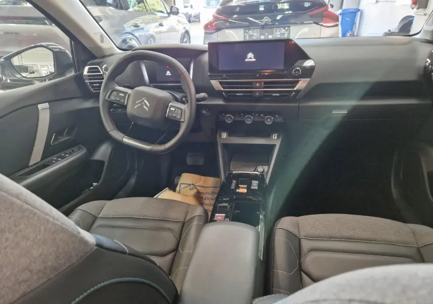 Gros plan sur le phare avant droit et la jante alliage 18" d'une Citroën C4 Bleu Eclipse 2024 avec détails LED distinctifs.