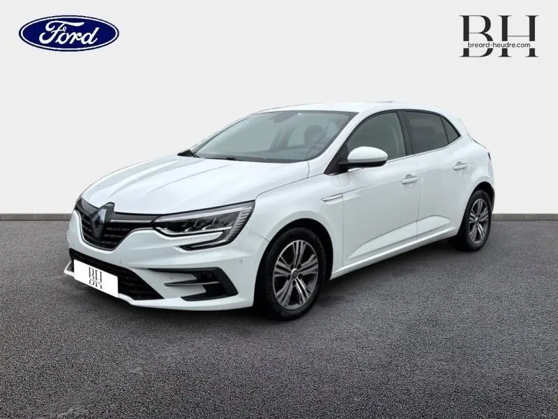 Renault Mégane blanc glacier vue 3/4 avant droit, avec feux LED et jantes alliage visibles.