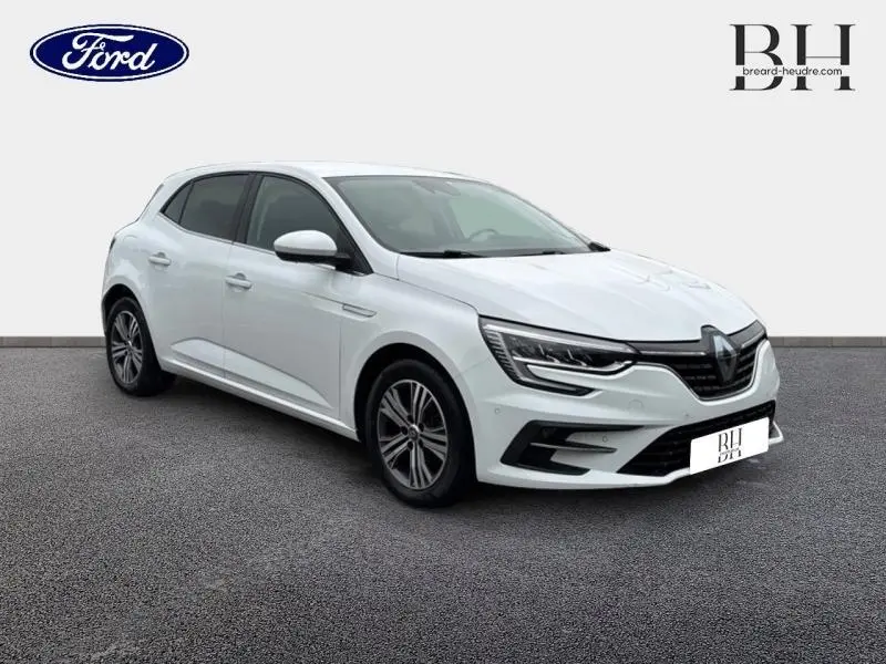 Renault Mégane blanc Glacier vue 3/4 avant droit, avec phares LED et jantes alliage distinctives.