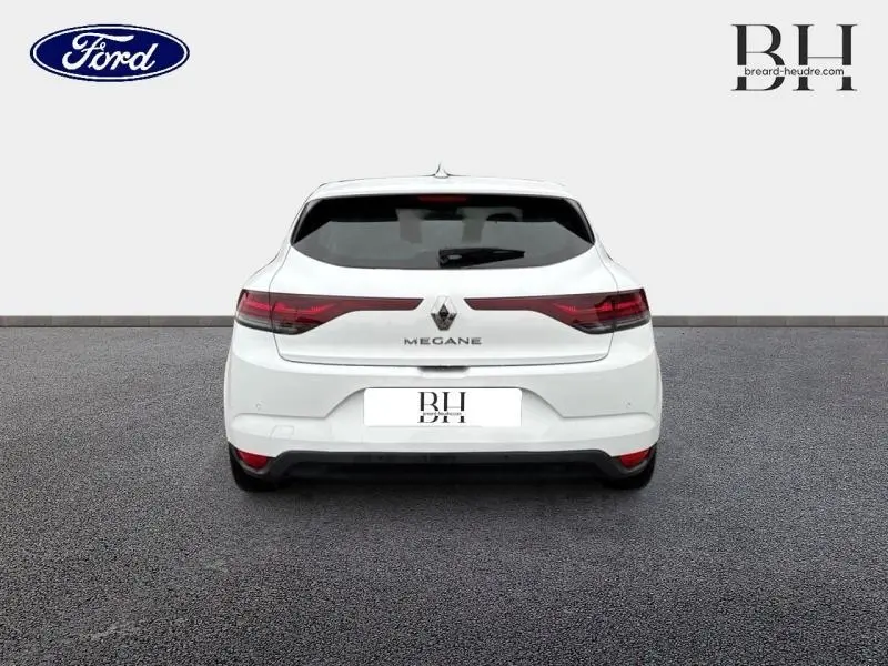 Vue arrière d'une Renault Mégane blanche 2022 avec feux arrière LED et lunette arrière surteintée.