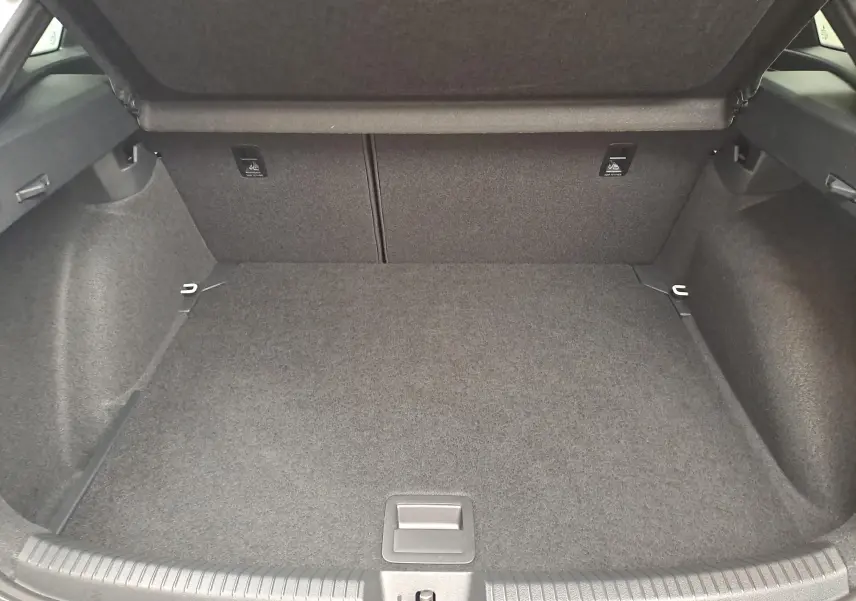 Coffre ouvert vu de face, intérieur tapissé gris foncé du Volkswagen Taigo 2025 version R-Line.